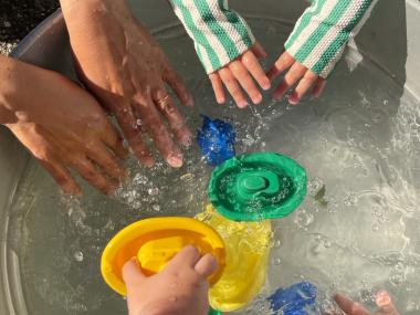 Hænder leger med vand